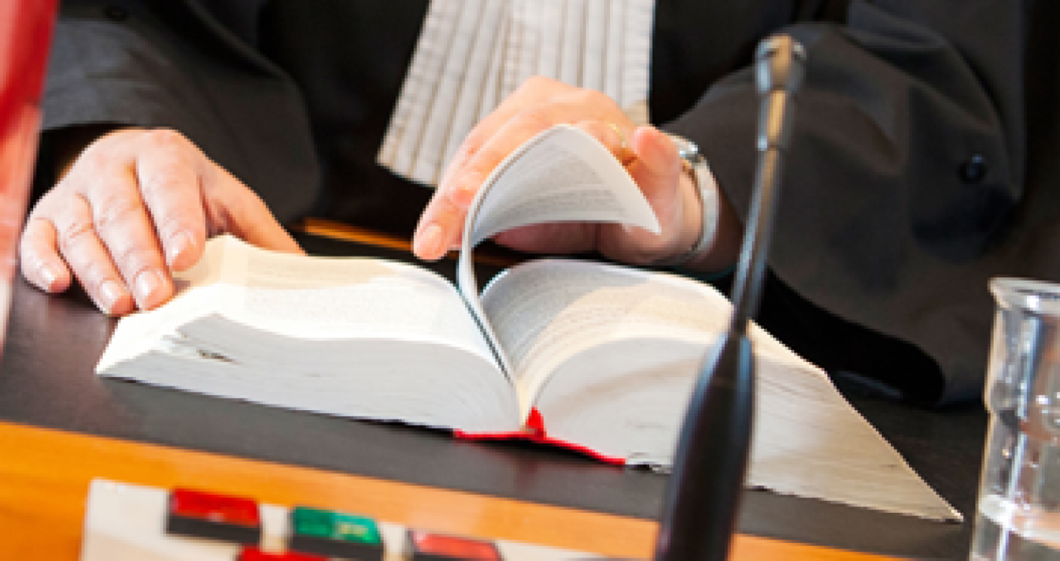 Rechter in rechtszaal - interim advocaat mededingingsrecht adviseert over juridische zaken