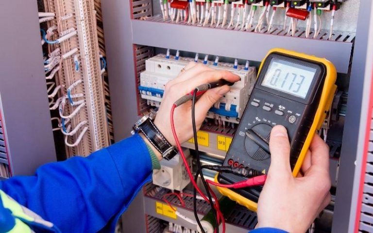 Elektricien installeert inductiekookplaat voor duurzamer wonen door minder gas