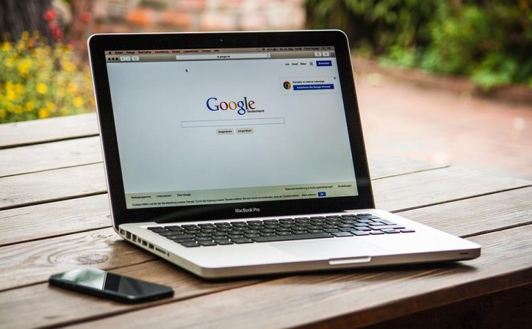 MacBook reparatie: afbeelding van een MacBook laptop met informatie over garantie en betrouwbare reparateurs