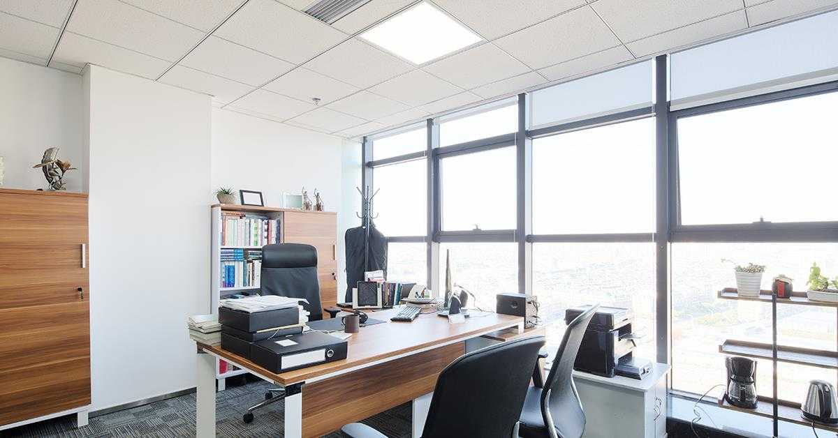 Zakelijke LED bandraster verlichting in kantooromgeving met homogeen, helder lichtbeeld voor optimale werkverlichting