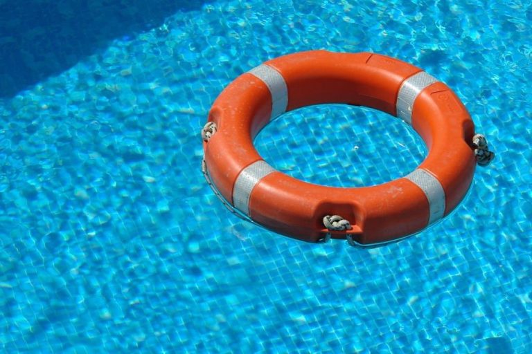 Home HDPE zwemvijver in tuin met glad kunststofoppervlak dat bestand is tegen UV-straling
