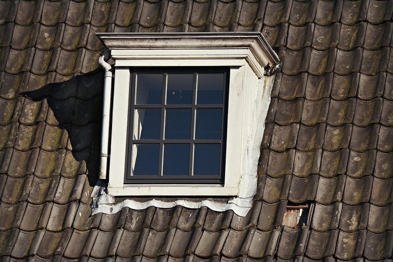 Home Dakkapel met extra ramen die meer natuurlijk licht in het huis brengt en de woonruimte vergroten