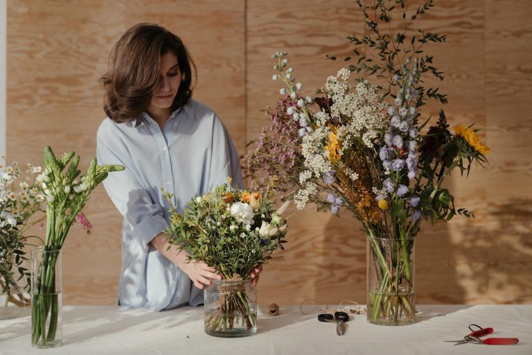Kleurrijke bloemensamenstelling met diverse bloemen waarvan de perfecte prijs moet worden bepaald