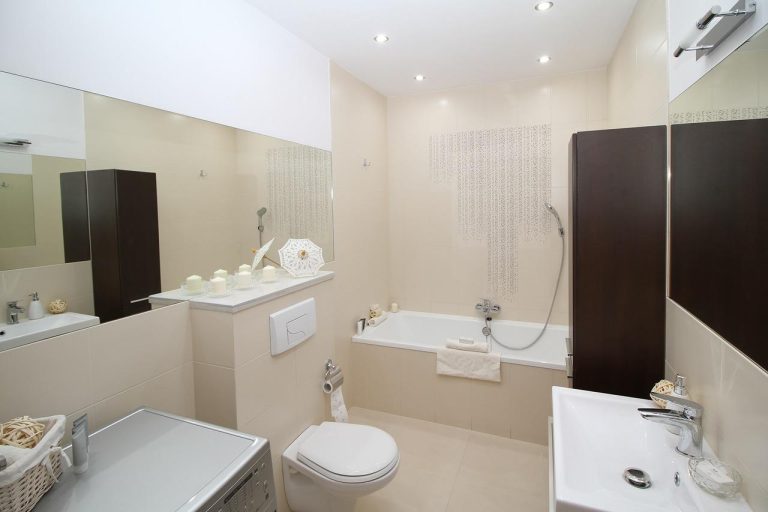 Badkamer producten collectie van Sanitair shop en Sanitaire nl met moderne douchesystemen en elegante wastafels in verschille