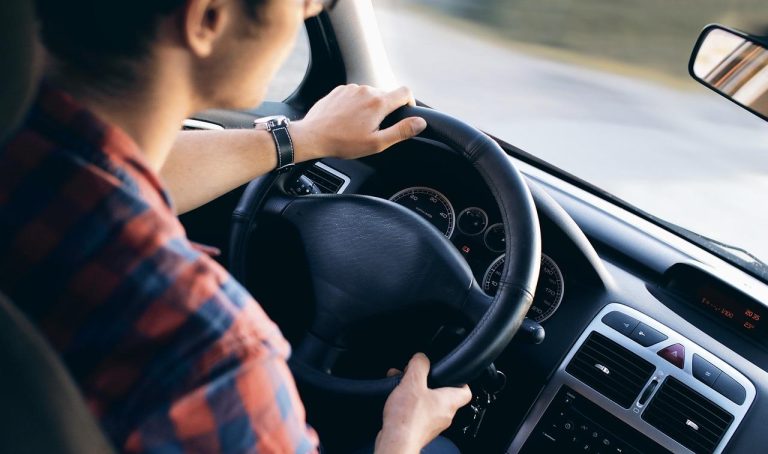 Home Handige tips voor rijles in de zomer met zonnebril, water en airco voor veilige en comfortabele rijervaring