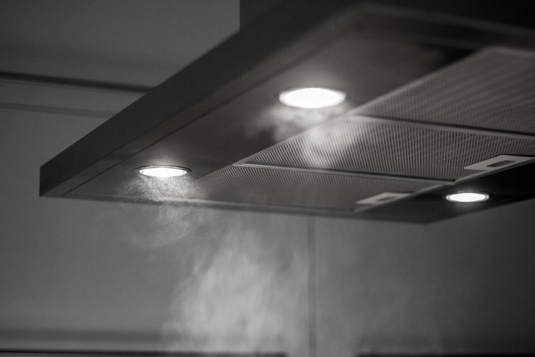 Home Professionele afzuigkap installatie in horecakeuken met effectieve ventilatiesysteem voor dampen en geuren