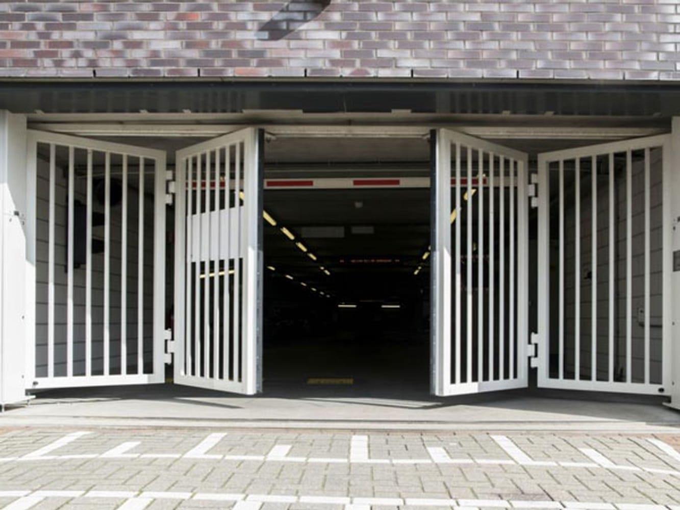 Dormakaba speedgate voor gecontroleerde voertuigtoegang op industriële complexen met geavanceerde beveiligingspoort